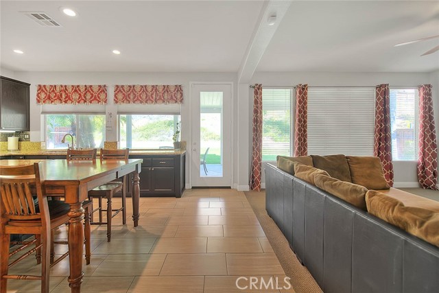 8758 Aspen Court, Riverside CA: https://media.crmls.org/medias/706c39e9-a6f9-431e-8773-f9f43602a390.jpg