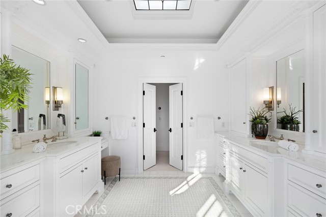 215 Marigold Avenue, Corona del Mar CA: https://media.crmls.org/medias/706d2010-8c29-4c38-953a-07b238d54c7a.jpg