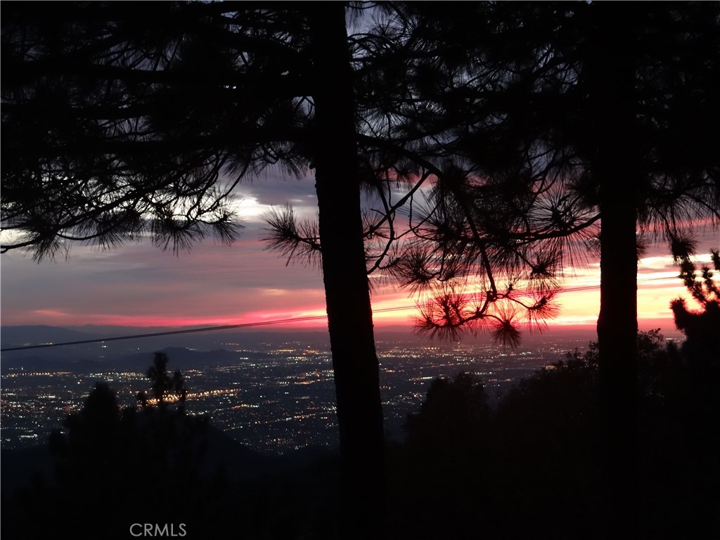 https://media.crmls.org/medias/706e1fb2-350b-413d-963b-38a1e6f09c33.jpg?preset=X-Large