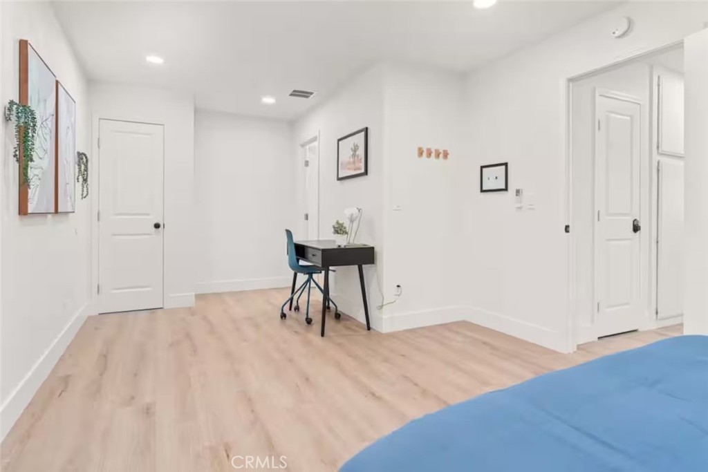 https://media.crmls.org/medias/706f779f-67e1-46cb-a344-f84c10556cae.jpg?preset=X-Large