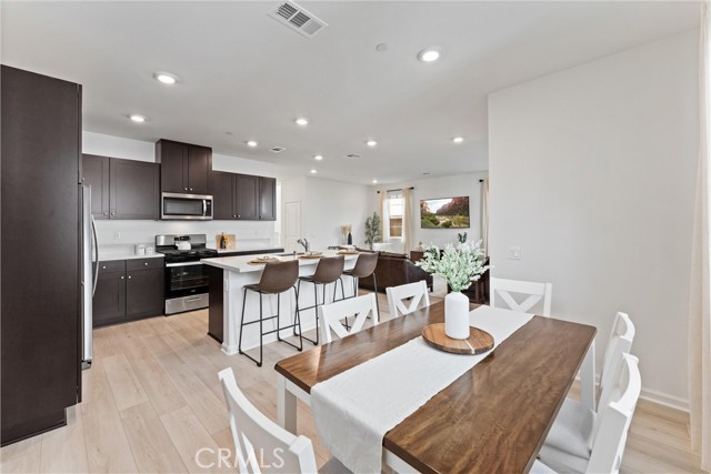 Detail Gallery Image 2 of 49 For 4010 Summer Way, Corona,  CA 92883 - 4 Beds | 3 Baths