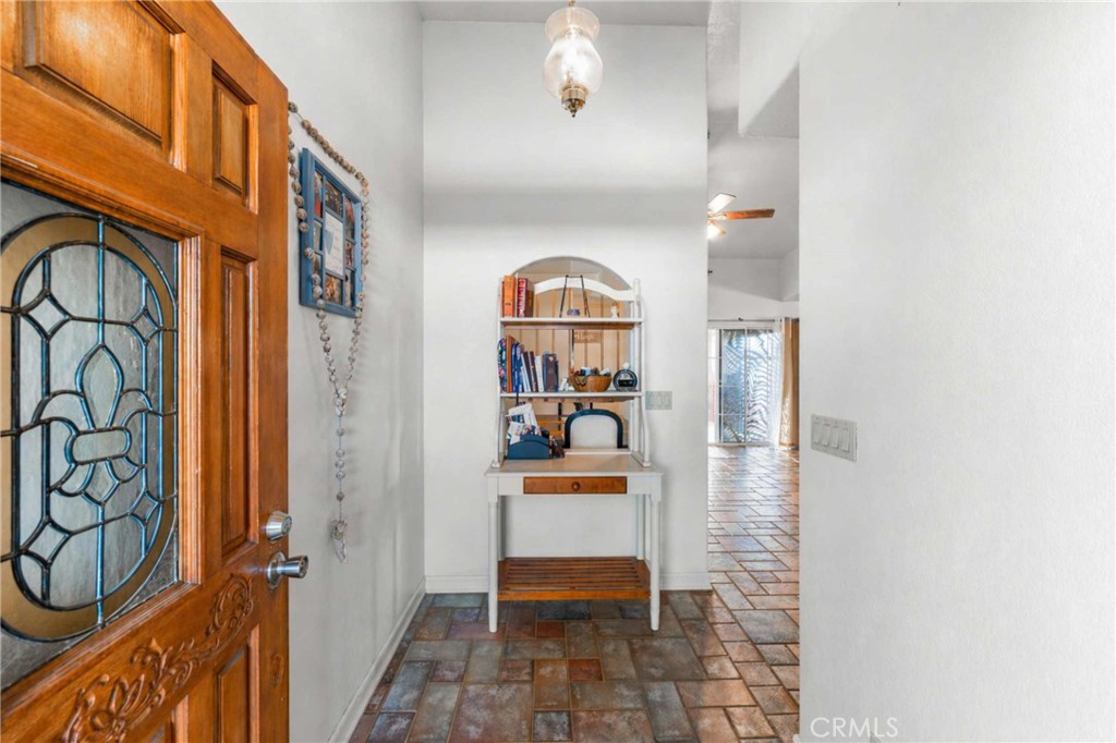 https://media.crmls.org/medias/707493b7-305b-4ab4-b283-85dcccdadce7.jpg?preset=X-Large