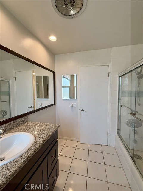 5216 Lindley Avenue, Encino CA: https://media.crmls.org/medias/70779e3f-3c5f-4fc0-aa8c-434d43de9765.jpg