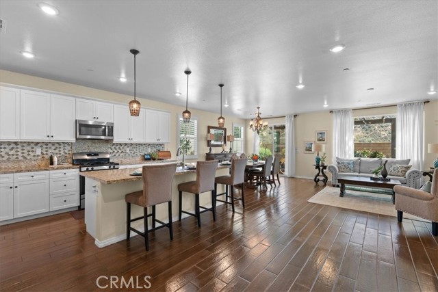 3937 Scarlet Oak Court, San Bernardino CA: https://media.crmls.org/medias/707a51cd-9d1e-455f-8dd0-a38f6d651221.jpg