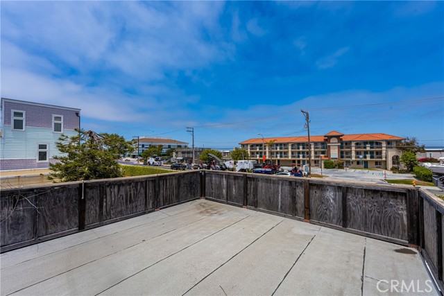 51 B Surfside Avenue, Surfside CA: https://media.crmls.org/medias/707cc1b5-5004-4bb7-8de2-762b5ca4866d.jpg