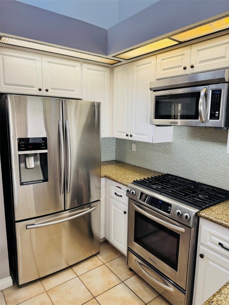 Detail Gallery Image 3 of 22 For 5101 Tortuga Dr #212,  Huntington Beach,  CA 92649 - 2 Beds | 2 Baths