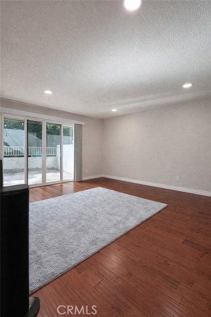 Detail Gallery Image 3 of 13 For 1025 Creekside Dr, Fullerton,  CA 92833 - 2 Beds | 2/1 Baths