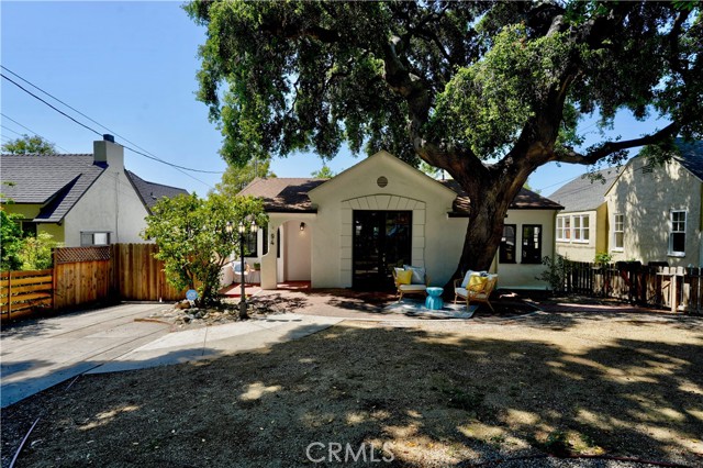 Detail Gallery Image 2 of 7 For 94 E Highland Ave, Sierra Madre,  CA 91024 - 2 Beds | 2 Baths