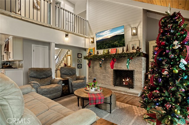 Detail Gallery Image 7 of 39 For 435 Riviera Dr, Lake Arrowhead,  CA 92352 - 3 Beds | 2/1 Baths