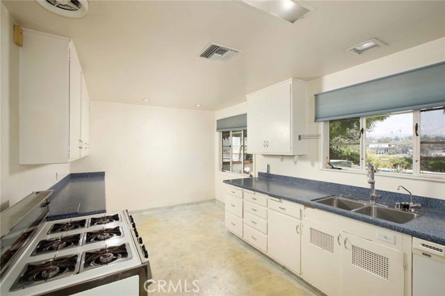 1075 Pine Oak Lane, Pasadena CA: https://media.crmls.org/medias/707fd16e-eb8e-45d5-ad40-5def6e3469e5.jpg