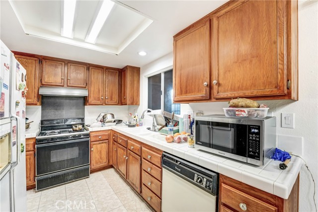 Detail Gallery Image 5 of 15 For 14300 Terra Bella #20,  Panorama City,  CA 91402 - 3 Beds | 3 Baths