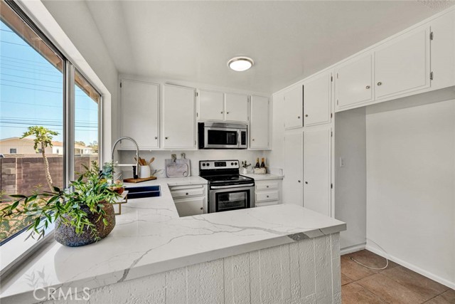 1981 Mitchell Avenue, Tustin CA: https://media.crmls.org/medias/7084f862-0551-4125-abff-696d4a00ad4b.jpg