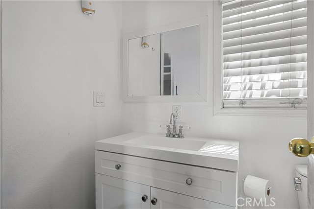 178 E 49th Street, Los Angeles CA: https://media.crmls.org/medias/70857266-e6ce-4aa3-b72c-5d8f1608767d.jpg