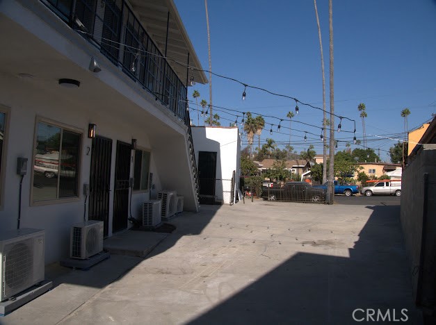 Detail Gallery Image 9 of 13 For 3160 Warwick Ave #6,  Los Angeles,  CA 90032 - 2 Beds | 1 Baths