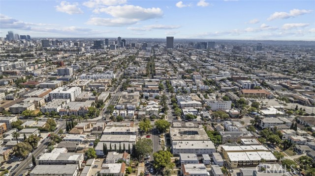 525 N Kenmore Avenue, Los Angeles CA: https://media.crmls.org/medias/7089b308-fea7-4cc4-b5e4-1ce062b4331c.jpg