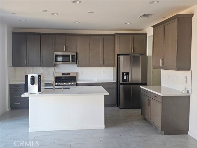 Detail Gallery Image 2 of 15 For 14424 Plymouth, Hesperia,  CA 92344 - 4 Beds | 2/1 Baths