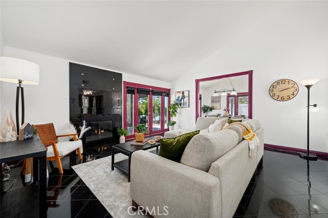 Detail Gallery Image 5 of 44 For 757 Horseshoe Cir, Vista,  CA 92081 - 3 Beds | 2 Baths