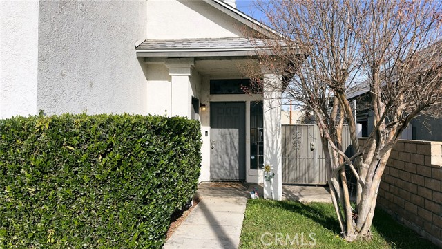 Detail Gallery Image 2 of 36 For 14750 Shadow Dr, Fontana,  CA 92337 - 3 Beds | 2/1 Baths