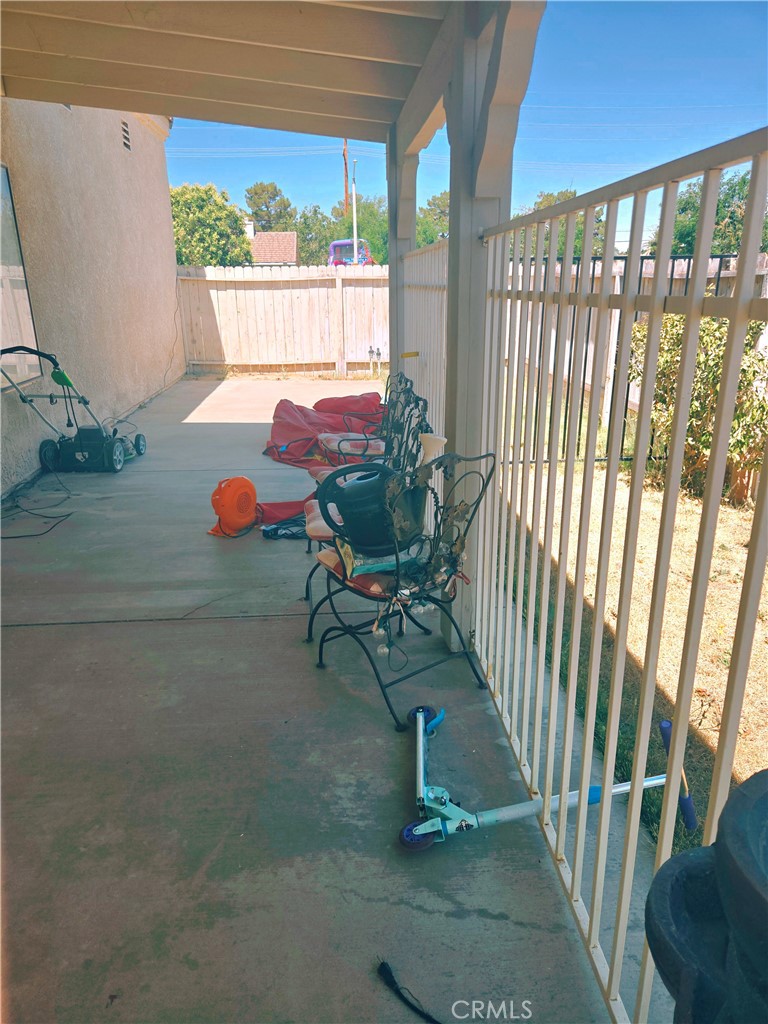 https://media.crmls.org/medias/7090fa6c-be09-4bc3-8776-7d3672621a3b.jpg?preset=X-Large