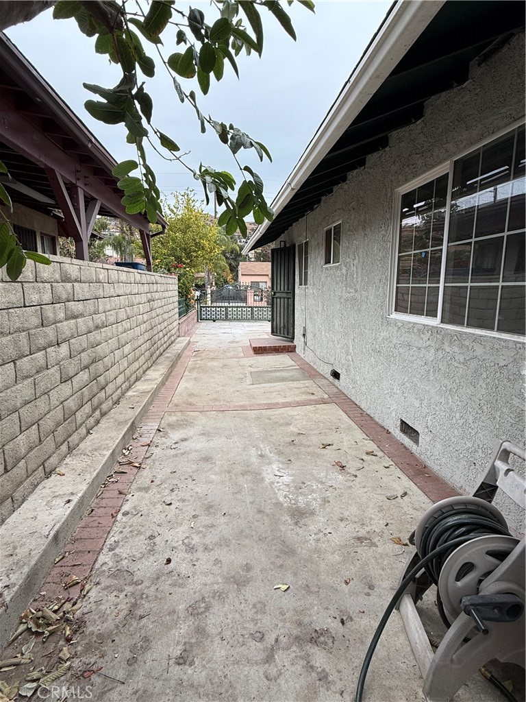https://media.crmls.org/medias/7092b4ce-4b3a-47b7-a914-5e1727de794c.jpg?preset=X-Large