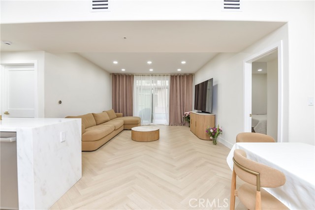 Detail Gallery Image 3 of 33 For 250 N First St #321,  Burbank,  CA 91502 - 2 Beds | 2 Baths