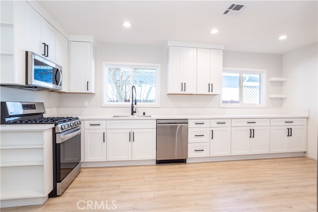 Detail Gallery Image 4 of 17 For 8534 Bothwell Rd, Northridge,  CA 91324 - 4 Beds | 2 Baths