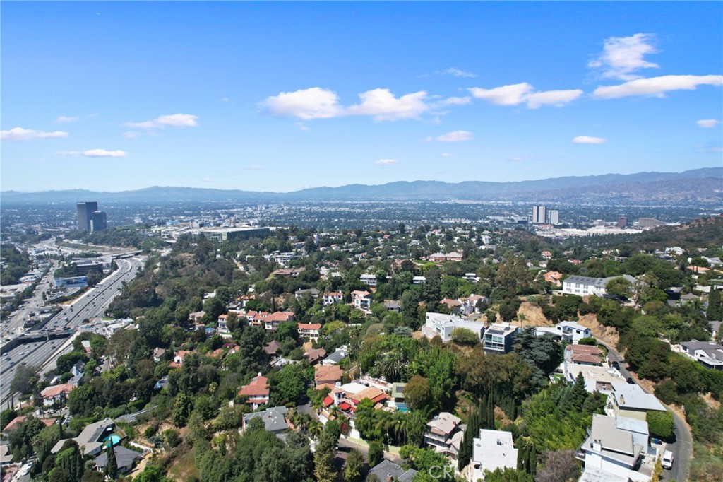 https://media.crmls.org/medias/70965d94-9d64-46fd-be61-98d1e56dde5b.jpg?preset=X-Large