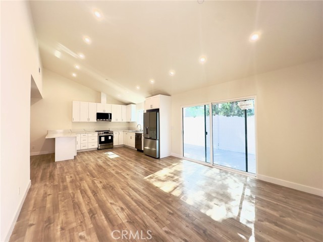 Detail Gallery Image 4 of 14 For 15950 Cohasset St, Van Nuys,  CA 91406 - 3 Beds | 2/1 Baths