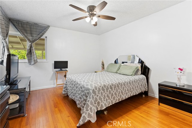 945 W Bonnie Brae Court, Ontario CA: https://media.crmls.org/medias/70990ab7-cb5b-425d-96c5-3fea379a2aa0.jpg