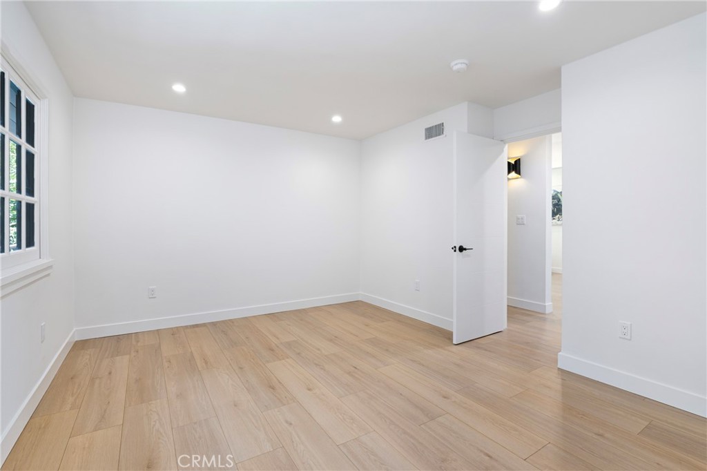 https://media.crmls.org/medias/709977df-36a3-473f-ab58-a062e9c56970.jpg?preset=X-Large
