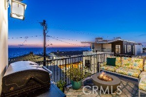 Detail Gallery Image 2 of 19 For 320 33rd, Manhattan Beach,  CA 90266 - 3 Beds | 4 Baths