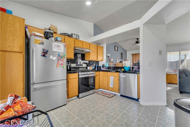Detail Gallery Image 9 of 30 For 3817 Hatcher Pl, Rosamond,  CA 93560 - 3 Beds | 2 Baths
