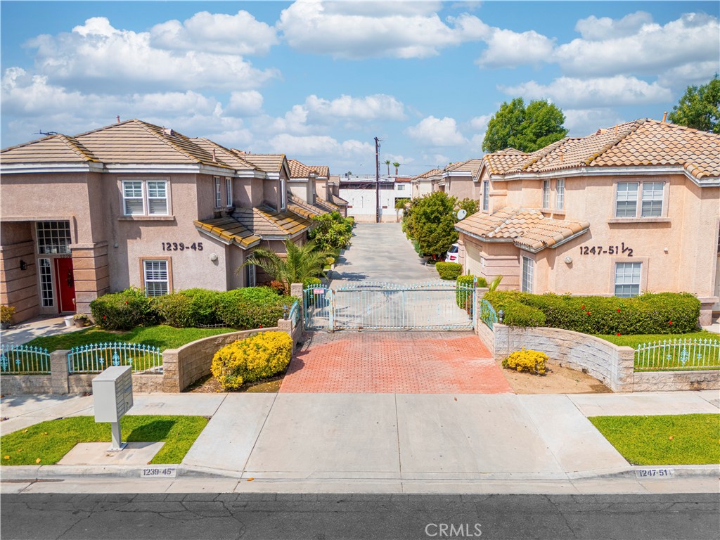 https://media.crmls.org/medias/709f3786-fbd9-4b1a-888b-9e6a9a8222fa.jpg?preset=X-Large