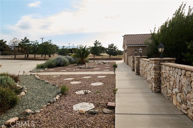 Detail Gallery Image 4 of 30 For 9740 Joshua St, Oak Hills,  CA 92344 - 4 Beds | 3 Baths