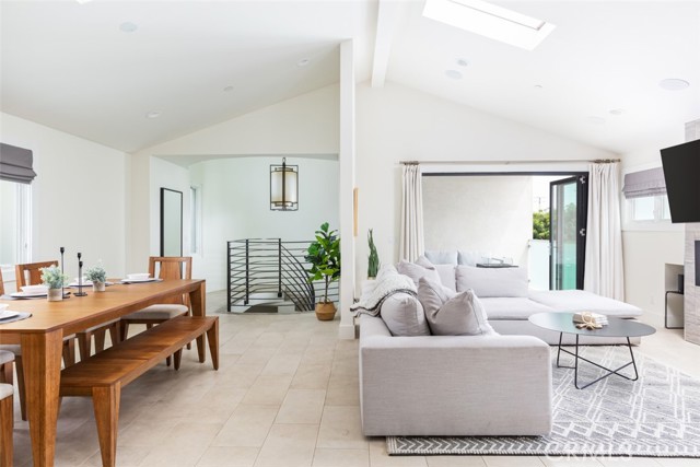 415 1/2 Marguerite Avenue, Corona del Mar CA: https://media.crmls.org/medias/70a2f065-8fc3-4d49-b824-f6803556251f.jpg