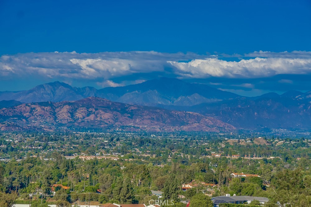 https://media.crmls.org/medias/70a58bd6-22a6-4a7c-b54a-191f356ce284.jpg?preset=X-Large