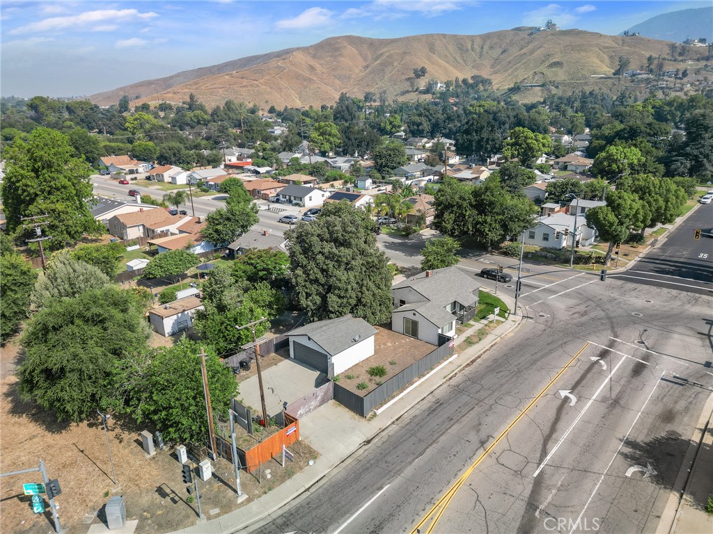 https://media.crmls.org/medias/70a769ea-23a7-409c-8fb7-ee7cabd7850f.jpg?preset=X-Large