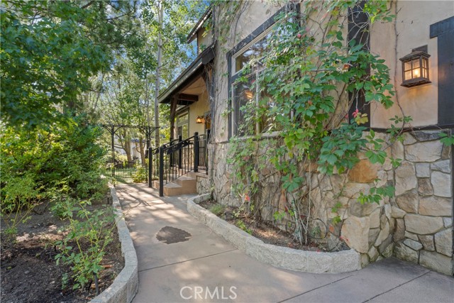 Detail Gallery Image 3 of 38 For 1034 Teakwood, Lake Arrowhead,  CA 92352 - 4 Beds | 3 Baths