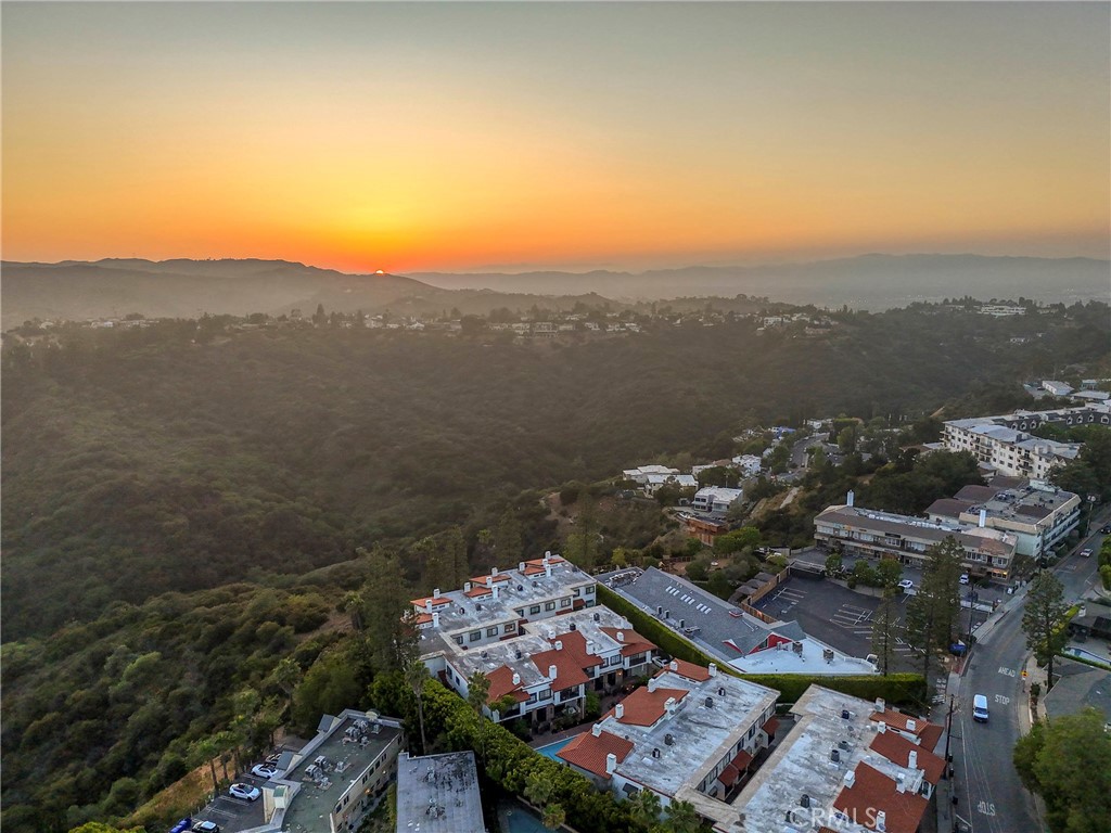 https://media.crmls.org/medias/70b98f1d-d2b2-4593-aa8a-19c6f87e1dc9.jpg?preset=X-Large