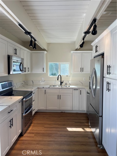 Detail Gallery Image 2 of 26 For 11571 Archwood St, North Hollywood,  CA 91606 - 3 Beds | 2 Baths