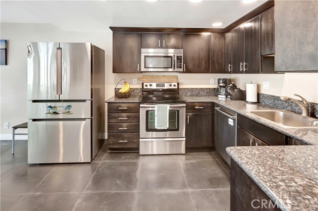 Detail Gallery Image 6 of 26 For 2 Escapade Ct, Newport Beach,  CA 92663 - 3 Beds | 3 Baths