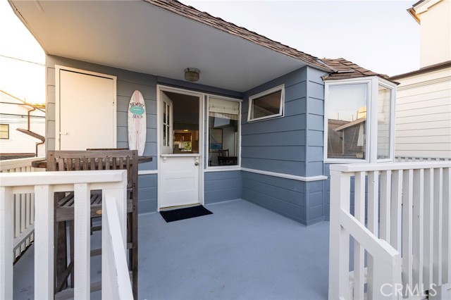 305 Poinsettia Avenue, Corona del Mar CA: https://media.crmls.org/medias/70c0dd76-36df-4b8d-997a-e5fa94913bae.jpg