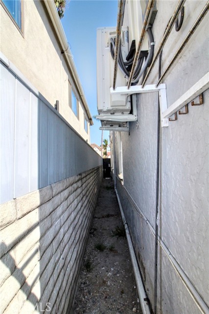 207 Santa Ana Avenue, Long Beach CA: https://media.crmls.org/medias/70c34357-3b32-4b21-8ddd-bba5c72c5a1f.jpg