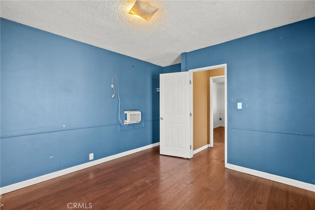 https://media.crmls.org/medias/70c80d69-bdfe-40fb-b78a-1721d0d5ab75.jpg?preset=X-Large