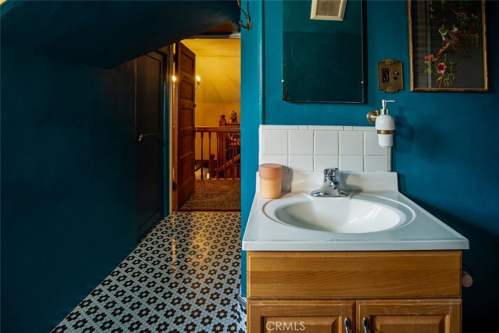 https://media.crmls.org/medias/70cb7636-6227-4db0-afcd-00415f561b09.jpg?preset=X-Large