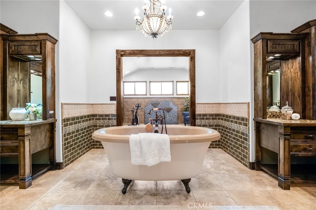 https://media.crmls.org/medias/70cc4ba5-4d0c-46c2-93a1-350fabd8ec7a.jpg?preset=X-Large