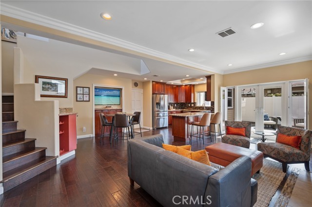 533 Roswell Avenue, Long Beach CA: https://media.crmls.org/medias/70cd3987-127c-4aa4-a08e-591361dd15e1.jpg