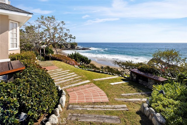 1259 Cliff Drive, Laguna Beach CA: https://media.crmls.org/medias/70cd65c8-9f4d-4490-b7ba-1659c0b5011e.jpg