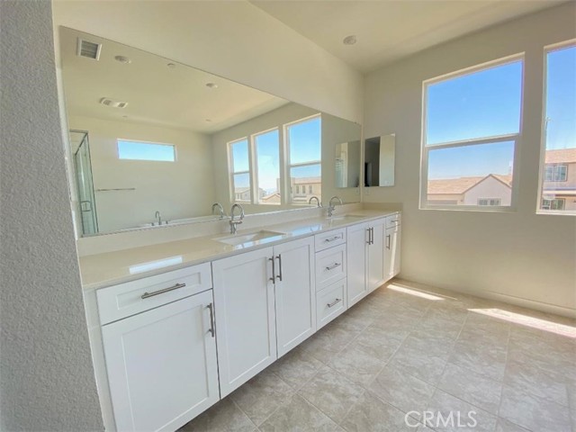 Detail Gallery Image 6 of 10 For 15900 Butterfly Dr, Fontana,  CA 92336 - 4 Beds | 3/1 Baths