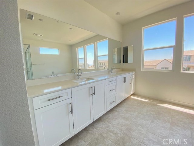 Detail Gallery Image 6 of 10 For 15900 Butterfly Dr, Fontana,  CA 92336 - 4 Beds | 3/1 Baths